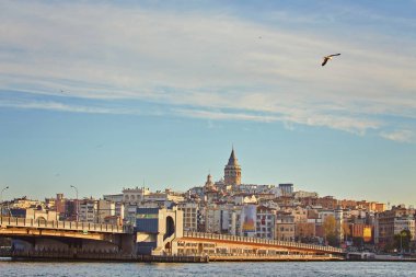 Güneşli bir günde bir ısmarlayarak Istanbul ve boğaz Bay tarafındaki Galata Kulesi vurdu