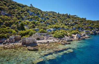 Deniz, Türkiye 'nin Kekova adasındaki antik kentin kalıntıları yakınında