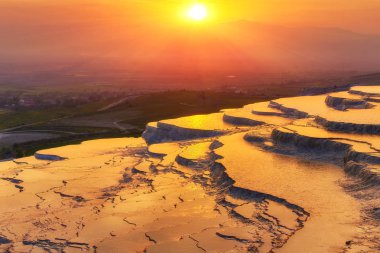 Pamukkale manzarası, hindi. Pamukkale hindisinde günbatımı