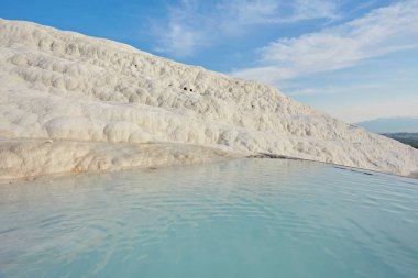 Pamukkale 'deki doğal travertin havuzları ve terasları. Türkiye 'nin güneybatısındaki pamuk kale,