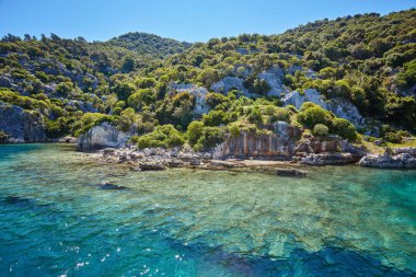 Deniz, Türkiye 'nin Kekova adasındaki antik kentin kalıntıları yakınında