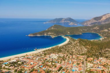 Yukarıdaki mavi lagün körfezde yamaçparaşütü ile görüntüleyin. Türkiye. Ölüdeniz.