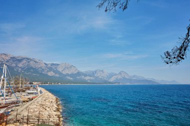 Dağ manzaralı Akdeniz Denizi'nin kıyısında. Kemer, Türkiye.