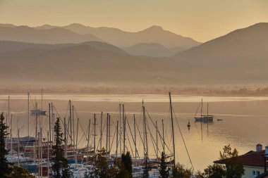 Güzel Körfezi ve bağlantı noktası Fethiye sırasında günbatımı, Türkiye