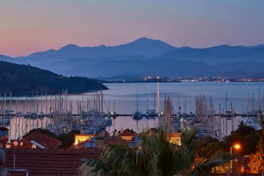 Güzel gün batımı ve Lüks Yelkenli Yatlar Fethiye Limanı