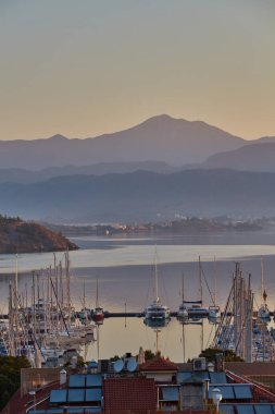 Güzel gün batımı ve Lüks Yelkenli Yatlar Fethiye Limanı