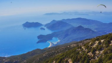 Güney-Batı Türkiye üzerinde yer alan kenarı, bozulmamış beyaz plajları ve şaşırtıcı mavi suları, Ölüdeniz, Fethiye içinde dünyanın en iyi plajlarından biridir.