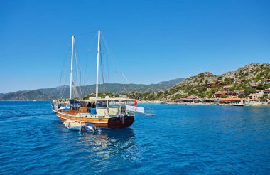 Antik kent Kekova ve Türk bayrağı, Antalya, Türkiye ile bir tekne. Türkiye'de yaz tatili görüntü.