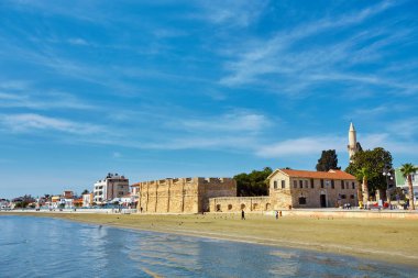 Meşgul Finikoudes plaj yanındaki eski kale şehir merkezinde, Larnaca, Kıbrıs.