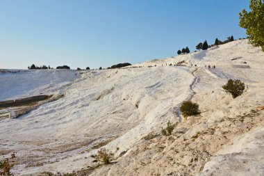 Türkiye 'de travertinler. Pamukkale 'nin kalsit kayalığı.