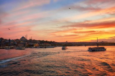 Istanbul, Türkiye'de gün batımını feribot teknelerle Boğaz
