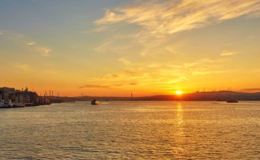 Istanbul, Türkiye'de gün batımını feribot teknelerle Boğaz