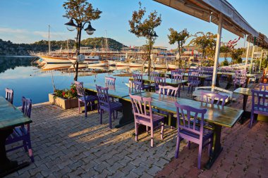 Türk riviera'sında gün bitirmek için en iyi yolu bir Akdeniz deniz manzarası, Kekova, Türkiye üzerinde mükemmel manzaralı restoran ziyaret etmektir