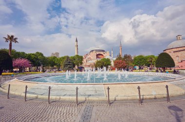 Ayasofya'nın ve bir güzel yaz günü Istanbul, Türkiye'de çeşme