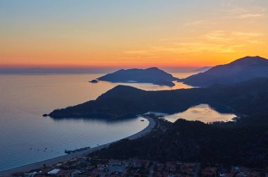 Oludeniz plajı ve Oludeniz 'in küçük bir kasabası, gün batımında dağdan manzara. Türkiye