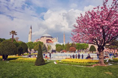 Ayasofya'nın ve bir güzel yaz günü Istanbul, Türkiye'de çeşme