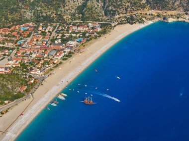 Ölüdeniz Ölüdeniz, Türkiye'nin bu bozulmamış beyaz plajları ve şaşırtıcı mavi suları, Güney-batı kıyılarında yer alan dünyanın en iyi plajlarından biridir.