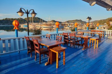 Türk riviera'sında gün bitirmek için en iyi yolu bir Akdeniz deniz manzarası, Kekova, Türkiye üzerinde mükemmel manzaralı restoran ziyaret etmektir