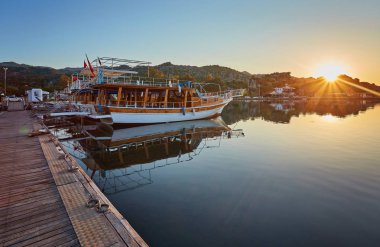 Kekova küçük bağlantı noktası ile sırasında günbatımı, Türkiye'de demirli yatlar