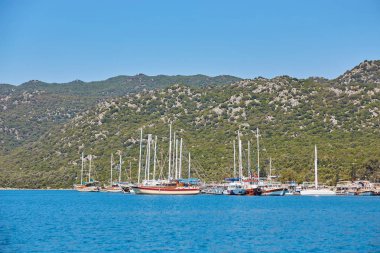 Antik kent Kekova ve Türk bayrağı, Antalya, Türkiye ile bir tekne. Türkiye'de yaz tatili görüntü.
