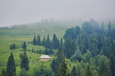 Dağ manzarası sis. dağ evinde. Eski ürkütücü ev hiçbir yerde Dünyası'na. Çorak arazi ortasında ahşap ev. Doğal retro manzara.