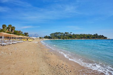Dağ manzaralı Akdeniz Denizi'nin kıyısında. Kemer, Türkiye.