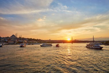 Istanbul, Türkiye'de gün batımını feribot teknelerle Boğaz