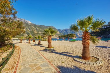 Güney-Batı Türkiye üzerinde yer alan kenarı, bozulmamış beyaz plajları ve şaşırtıcı mavi suları, Ölüdeniz, Fethiye içinde dünyanın en iyi plajlarından biridir.