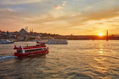 Istanbul, Türkiye'de gün batımını feribot teknelerle Boğaz