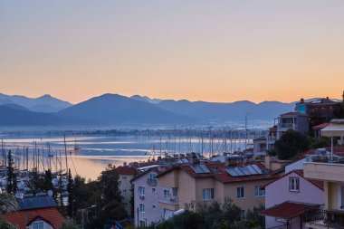 Güzel Körfezi ve bağlantı noktası Fethiye sırasında günbatımı, Türkiye