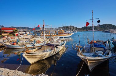 Teknelerin şehir dok. Deniz Park tekneleri ve yatlar Kekova batık şehir Türkiye'deki yeri.