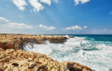 Büyük dalgalar sonu Güney Akamas, Kıbrıs için Rocky Cape Yarımadası Lara hakkında
