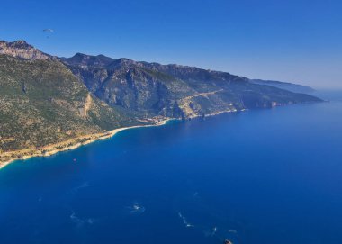 Hava manzara mavi lagün ve pebble Beach Ölüdeniz, Fethiye İlçesi, turkuaz Coast güneybatı Türkiye'nin içinde. Ölüdeniz mavi gökyüzünde güneşli yaz günü ile temizleyin.
