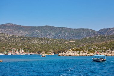Antik kent Kekova ve Türk bayrağı, Antalya, Türkiye ile bir tekne. Türkiye'de yaz tatili görüntü.
