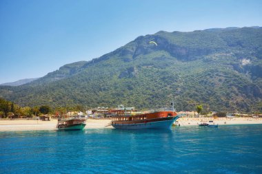 Ölüdeniz Ölüdeniz, Türkiye'nin bu bozulmamış beyaz plajları ve şaşırtıcı mavi suları, Güney-batı kıyılarında yer alan bir dünyanın en iyi plajlarından biridir. Mayıs 2018,