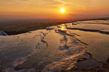 Pamukkale manzarası, hindi. Pamukkale hindisinde günbatımı