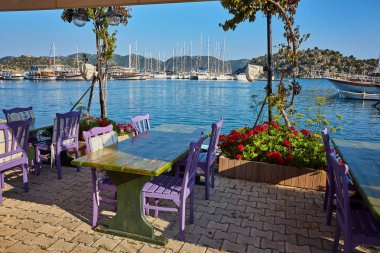 Türk riviera'sında gün bitirmek için en iyi yolu bir Akdeniz deniz manzarası, Kekova, Türkiye üzerinde mükemmel manzaralı restoran ziyaret etmektir