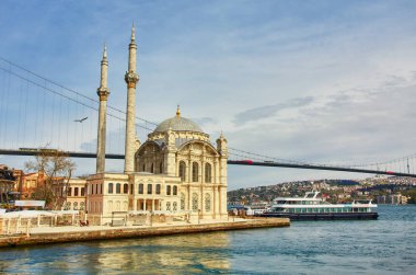 Istanbul, Türkiye'de Ortaköy Camii ve Boğaziçi Köprüsü'nün güzel bir manzara