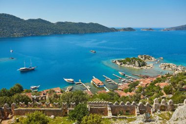 Deniz, Türkiye 'nin Kekova adasındaki antik kentin kalıntıları yakınında