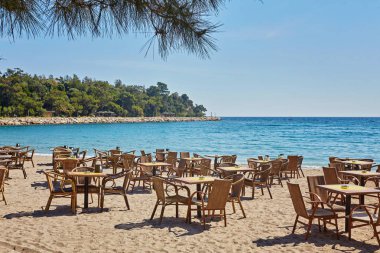 masa ve sandalyeler teras restoranın açık içinde kemer, Türkiye'de Deniz Manzaralı.