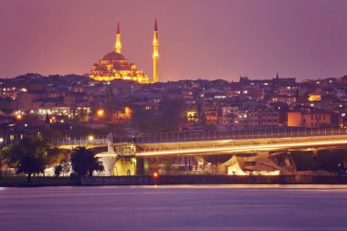 Süleymaniye Cami, gece görünümüne Galata Köprüsü, Istanbul, Türkiye