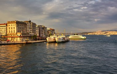 Istanbul, Türkiye'de gün batımını feribot teknelerle Boğaz