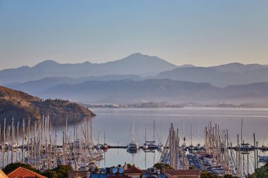 Güzel Körfezi ve bağlantı noktası Fethiye sırasında günbatımı, Türkiye