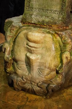 Basilica Sarnıç 'ta Medusa' nın baş üssü olan Sütun. İstanbul. Türkiye
