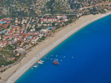 Ölüdeniz Ölüdeniz, Türkiye'nin bu bozulmamış beyaz plajları ve şaşırtıcı mavi suları, Güney-batı kıyılarında yer alan dünyanın en iyi plajlarından biridir.