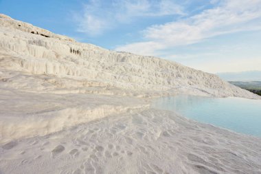 Türkiye 'de travertinler. Pamukkale 'nin kalsit kayalığı.