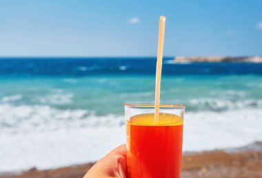 egzotik plaj yakın çekim arka plan üzerinde adamın elinde taze içki