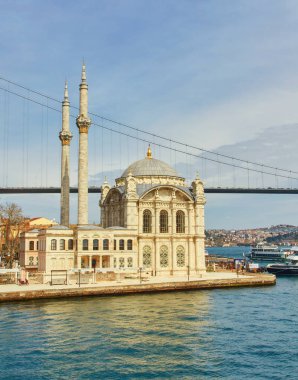 Istanbul, Türkiye'de Ortaköy Camii ve Boğaziçi Köprüsü'nün güzel bir manzara