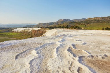 Pamukkale 'deki doğal travertin havuzları ve terasları. Türkiye 'nin güneybatısındaki pamuk kale,