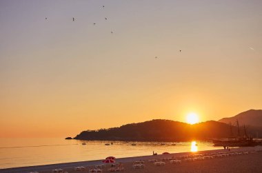 Paraşütler dramatik gökyüzü gün batımında karşı silüeti